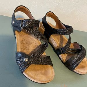 Taos Footwear Trulie open toe leather sandal
